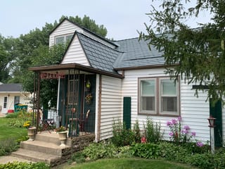 Hunter Green Interlock Slate aluminum roof on a white one-storey cottage with a Hunter Green metal roof, Braidwood, Illinois