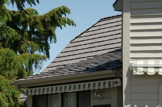 Weathered Interlock Shake aluminum roof on a beige single-family ranch home in a suburban neighbourhood, Mendota Heights, Minnesota