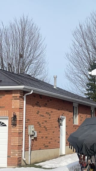 Tudor Brown Interlock Slate aluminum roof on a Tudor Brown metal roof on a ranch-style house in a, Barrie, Ontario
