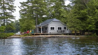 Interlock Aluminum Cedar Shingle Metal Roofing – Deep Charcoal | Winderemere, ON (Front elevation)