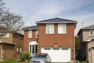 Interlock Aluminum Standing Seam Metal Roofing – Black | Mississauga, ON (Street view)