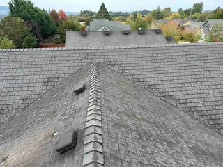 Before: a worn out asphalt shingle roof on the home, Newberg, Oregon, ahead of a Deep Charcoal Interlock Cedar Shingle aluminum roof
