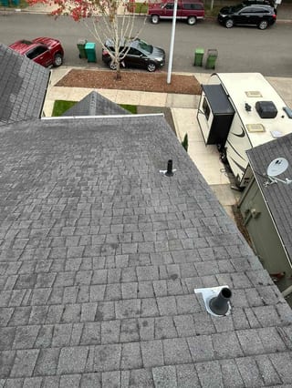 Before: a worn out asphalt shingle roof on the home, Newberg, Oregon, ahead of a Deep Charcoal Interlock Cedar Shingle aluminum roof