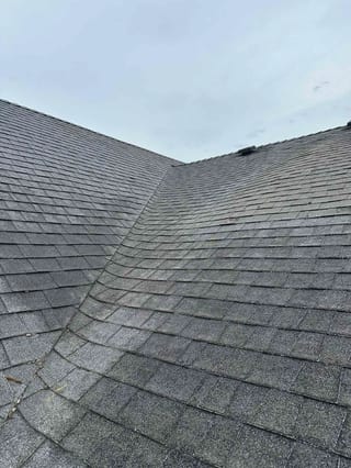 Before: a worn out asphalt shingle roof on the home, Newberg, Oregon, ahead of a Deep Charcoal Interlock Cedar Shingle aluminum roof