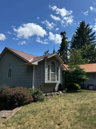 Copper Penny Interlock Slate aluminum roof on a grey one-storey home with a copper penny metal roof and a, Corvallis, Oregon