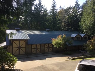 Hunter Green Interlock Standing Seam aluminum roof on a single-storey ranch home with a hunter green metal roof, Preston, Washington