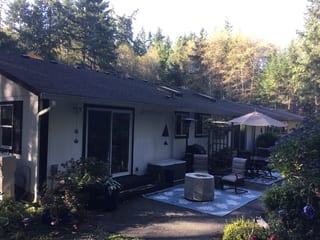 Before: a worn out asphalt shingle roof on the home, Poulsbo, Washington, ahead of a Deep Charcoal Interlock Slate aluminum roof