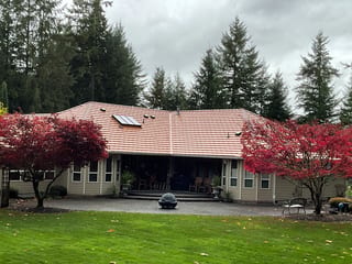 Copper Penny Interlock Shake aluminum roof on a beige ranch-style home with a copper penny metal roof, Auburn, Washington