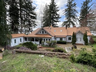 Copper Penny Interlock Shake aluminum roof on a white ranch-style home with a copper penny metal roof in, Bremerton, Washington