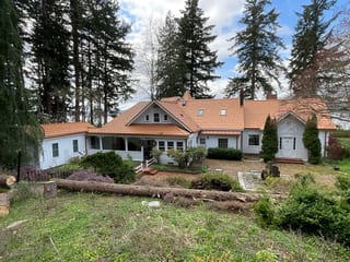 Copper Penny Interlock Shake aluminum roof on a white single-storey Craftsman home with a copper penny, Bremerton, Washington