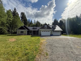 Black Interlock Shake aluminum roof on a one-storey home with an Interlock Shake metal roof in, Marysville, Washington