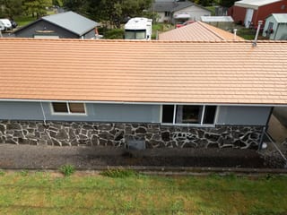 Copper Penny Interlock Slate aluminum roof on a single-storey home with a copper penny metal roof in a, Castle Rock, Washington