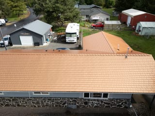 Copper Penny Interlock Slate aluminum roof on a grey single-storey ranch home with a copper penny metal, Castle Rock, Washington