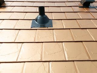 Copper Penny Interlock Slate aluminum roof on a beige single-family home in a rural area, Castle Rock, Washington