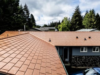 Copper Penny Interlock Slate aluminum roof on a single-storey home with a gable roof in a forested area, Castle Rock, Washington