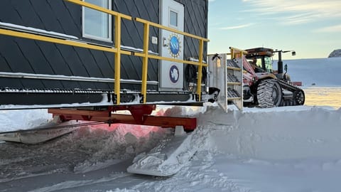 Interlock aluminum roofing on an Antarctic research station module