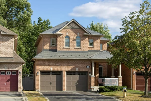 Interlock Aluminum Cedar Shingle Metal Roofing – Musket Grey | Scarborough, ON (Street view)