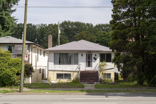 Taupe Interlock Slate aluminum roof on a taupe metal roof on a ranch home in a suburban, Vancouver, British Columbia