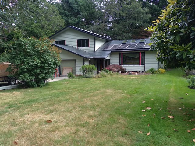 Interlock Aluminum Slate Metal Roofing – Black | Victoria, BC (Street view)