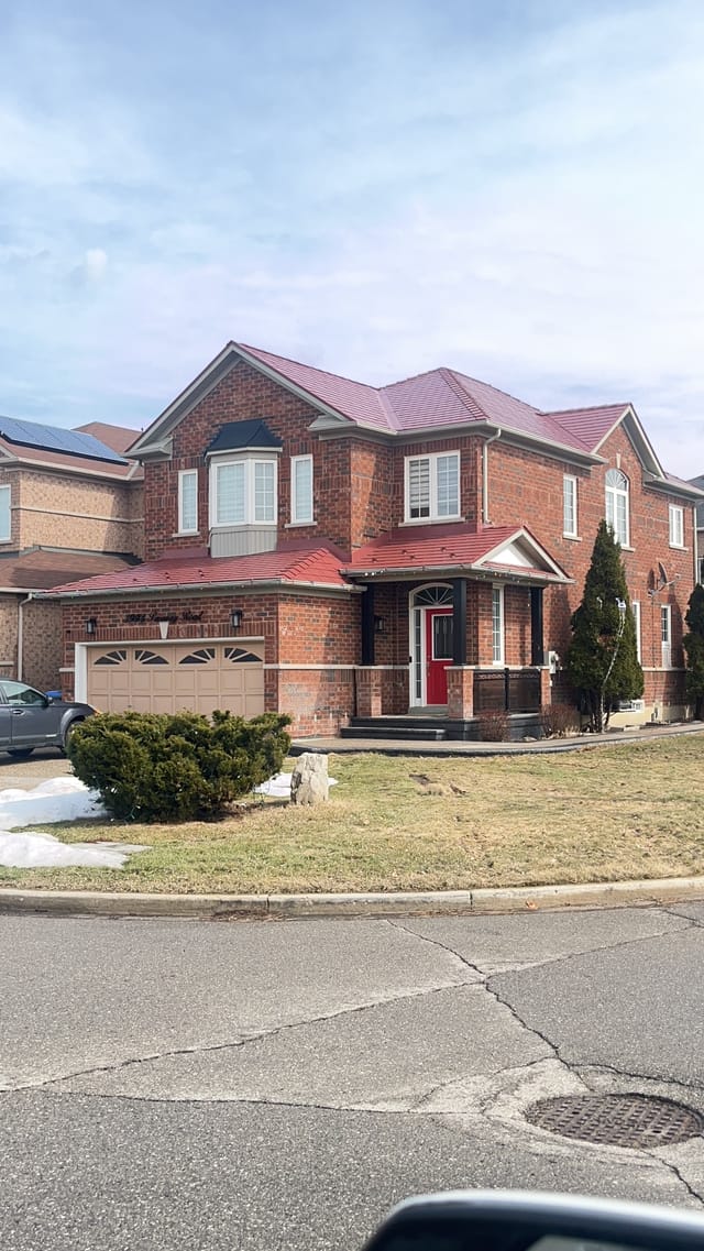 Interlock Aluminum Slate Metal Roofing – Tile Red | Mississauga, ON (Front-right elevation)