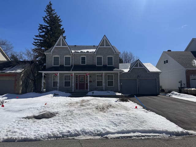 Interlock Aluminum Shingle Metal Roofing – Charcoal Grey | Stittsville, ON (Front elevation)