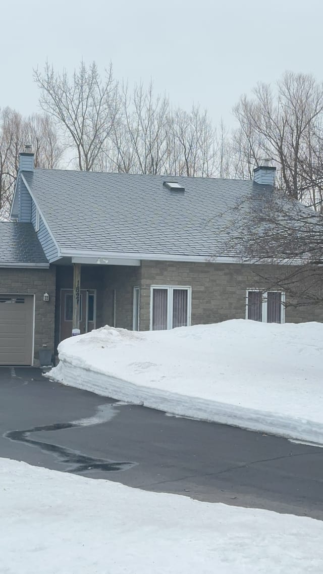 Interlock Aluminum Slate Metal Roofing – Charcoal Grey | Navan, ON (Close-up)