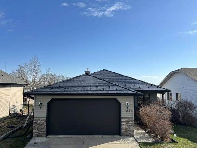 Interlock Aluminum Cedar Shingle Metal Roofing – Deep Charcoal | Drayton Valley, AB (Front elevation)