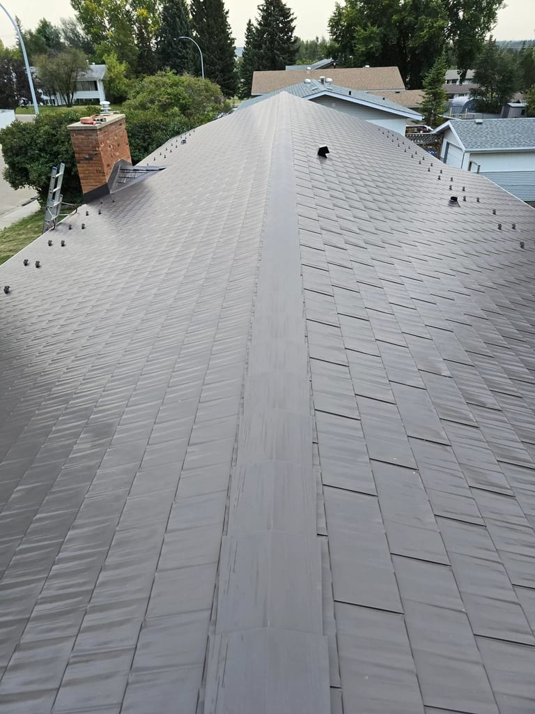 Interlock Aluminum Cedar Shingle Metal Roofing – Tudor Brown | Rocky Mountain House, AB (Close-up)