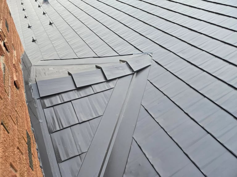 Interlock Aluminum Cedar Shingle Metal Roofing – Tudor Brown | Rocky Mountain House, AB (Transition detail)