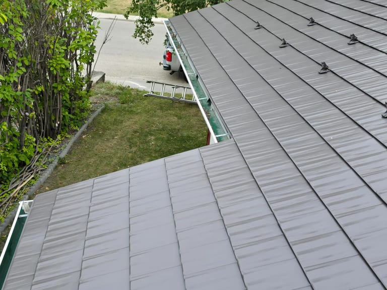 Interlock Aluminum Cedar Shingle Metal Roofing – Tudor Brown | Rocky Mountain House, AB (Valley detail)