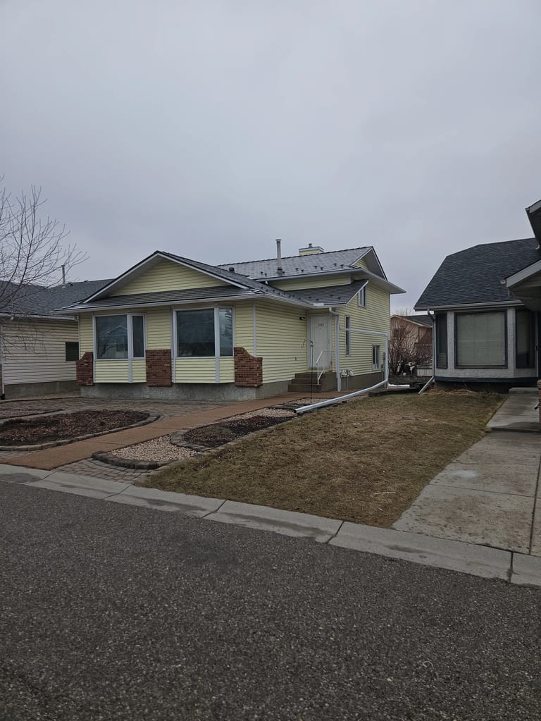Interlock Aluminum Slate Metal Roofing – Musket Grey | Calgary, AB (Front elevation)