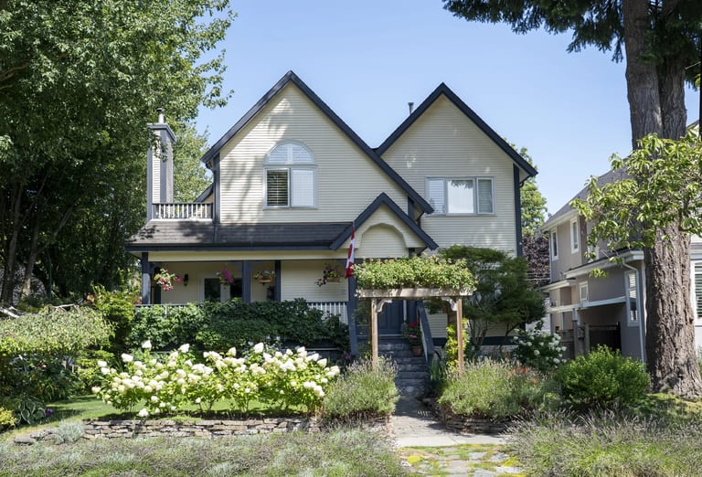 Before: Before: an asphalt shingle roof on the home, Vancouver, British Columbia, ahead of a Deep Charcoal Interlock Slate aluminum roof
