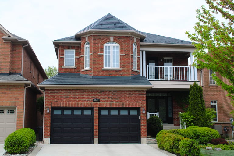 Interlock Aluminum Slate Metal Roofing – Deep Charcoal | Mississauga, ON (Front elevation)