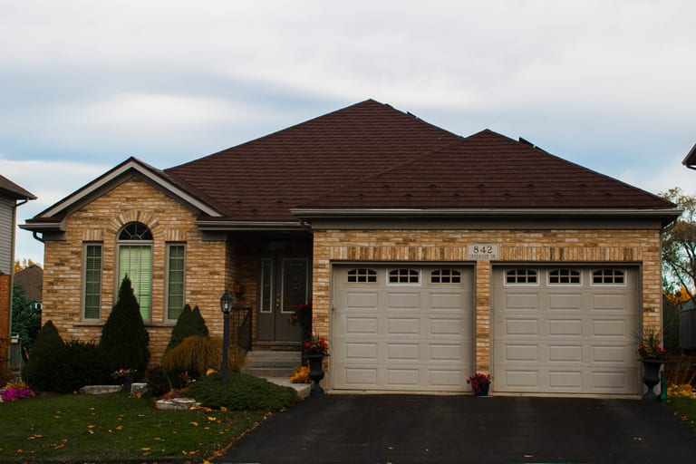 Interlock Aluminum Slate Metal Roofing – Colonial Brown | Waterloo, ON (Front elevation)