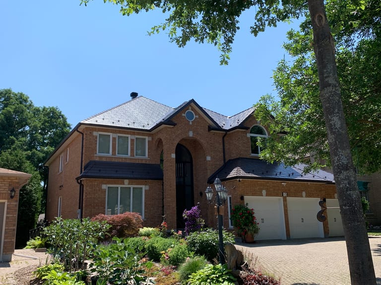 Interlock Aluminum Cedar Shingle Metal Roofing – Tudor Brown | Richmond Hill, ON (Street view)