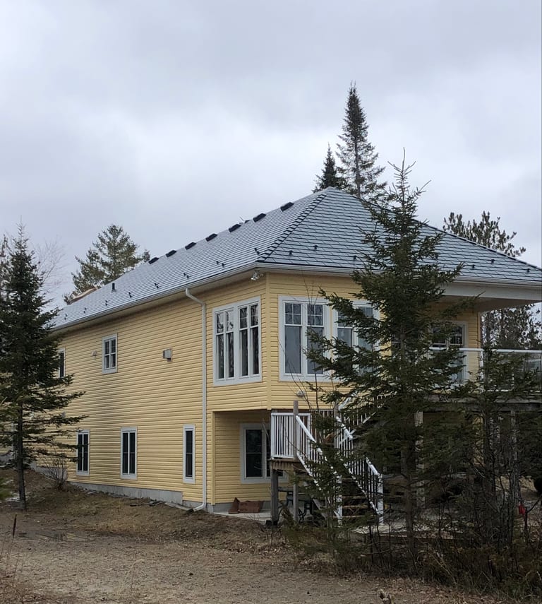 Interlock Aluminum Cedar Shingle Metal Roofing – Deep Charcoal | Wasaga Beach, ON (Left elevation)