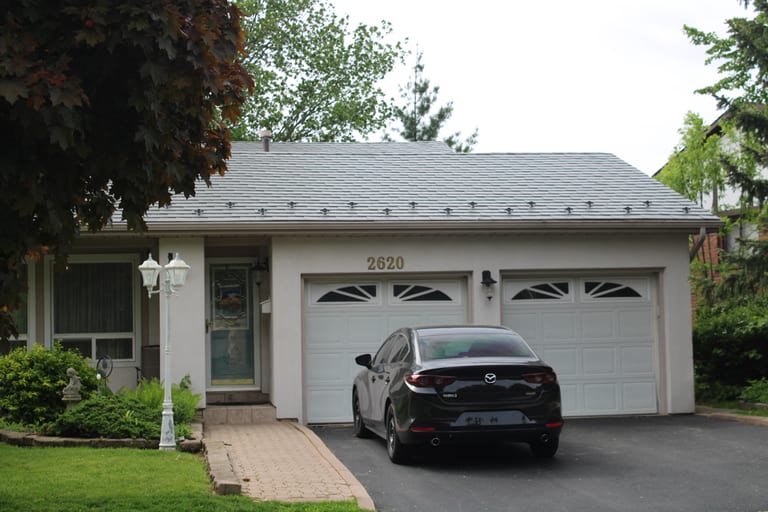 Interlock Aluminum Slate Metal Roofing – Musket Grey | Mississauga, ON (Front-right elevation)