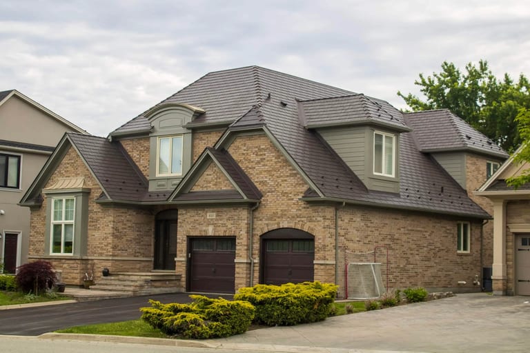 Interlock Aluminum Cedar Shingle Metal Roofing – Tudor Brown | Mississauga, ON (Front-right elevation)