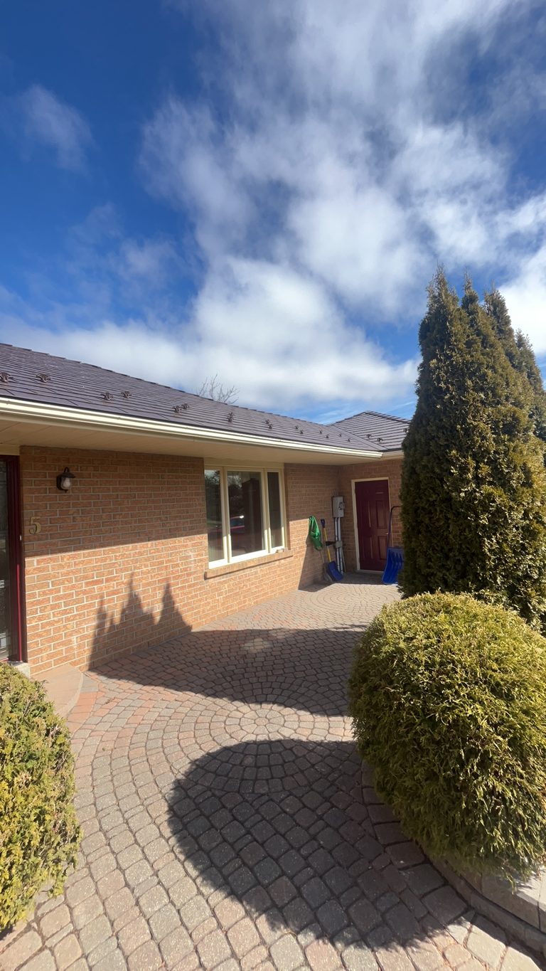 Interlock Aluminum Cedar Shingle Metal Roofing – Colonial Brown | Bradford, ON (Front-left elevation)