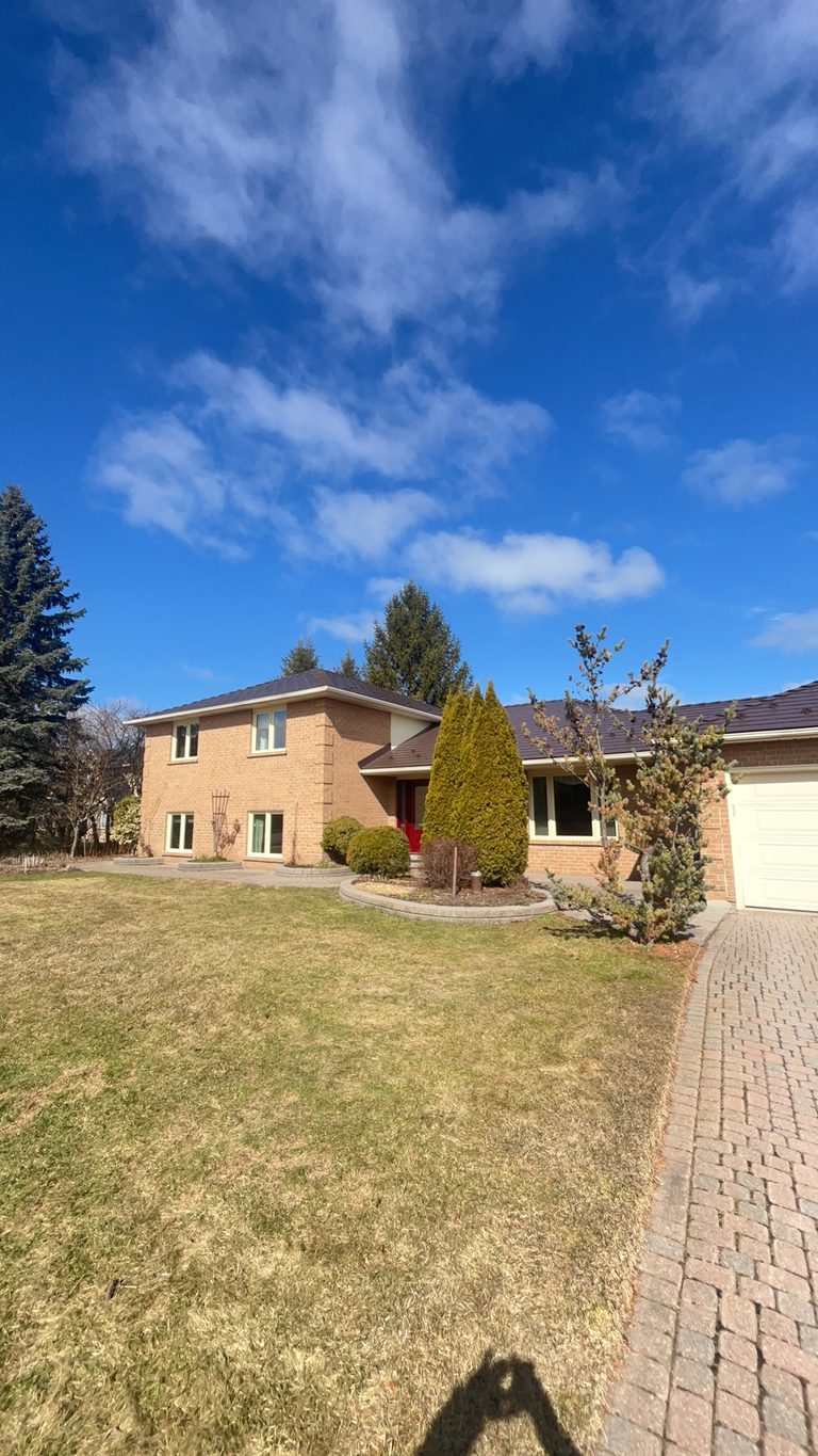 Interlock Aluminum Cedar Shingle Metal Roofing – Colonial Brown | Bradford, ON (Rear elevation)