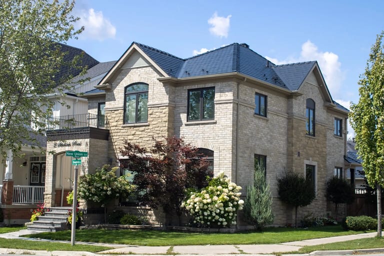 Interlock Aluminum Slate Metal Roofing – Black | Markham, ON (Side elevation)