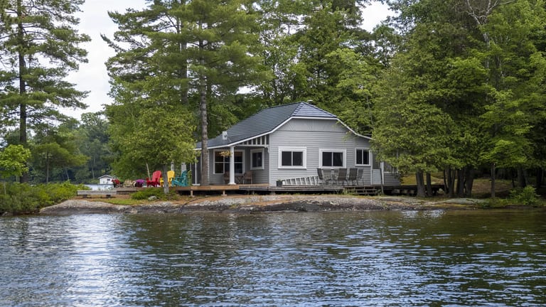 Interlock Aluminum Cedar Shingle Metal Roofing – Deep Charcoal | Winderemere, ON (Front elevation)