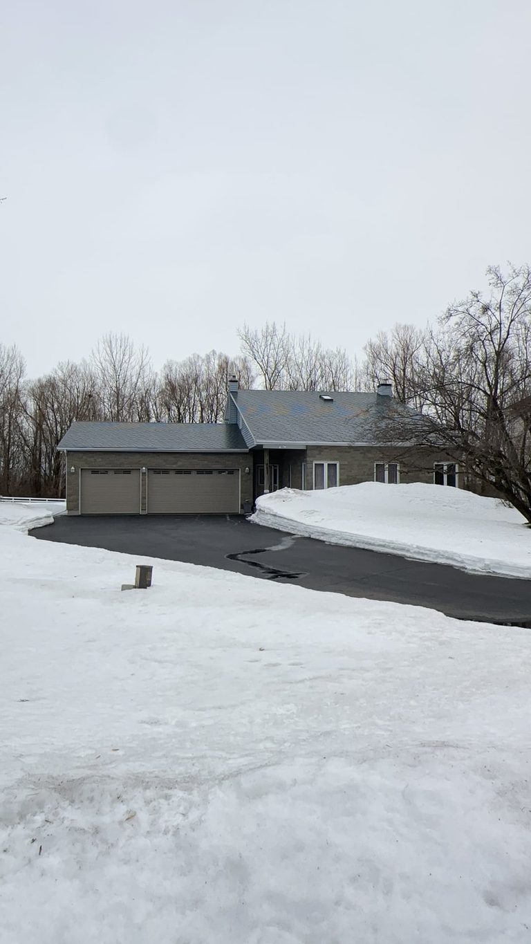 Interlock Aluminum Slate Metal Roofing – Charcoal Grey | Navan, ON (Street view)