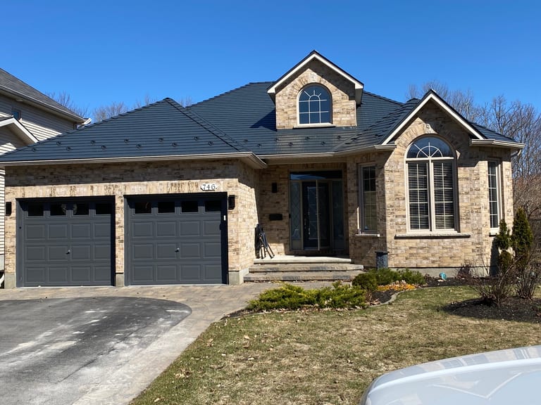 Interlock Aluminum Cedar Shingle Metal Roofing – Deep Charcoal | Ottawa, ON (Front elevation)