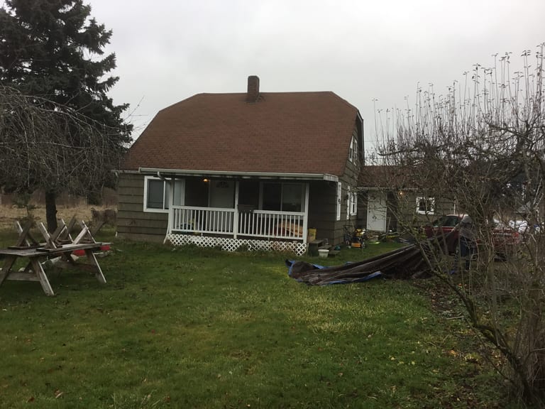 Before: Before: a worn out asphalt shingle roof on the home, Tacoma, Washington, ahead of a Deep Charcoal Interlock Slate aluminum roof