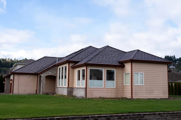 Colonial Brown Interlock Shake aluminum roof on a tan one-storey home with a colonial style and a stone, Orting, Washington