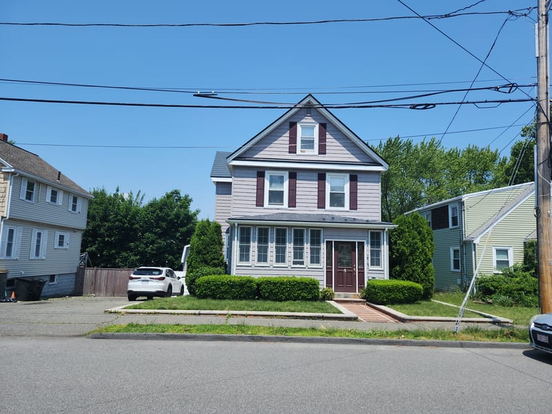 Saugus, MA home with Interlock Slate aluminum metal roofing in Deep Charcoal.