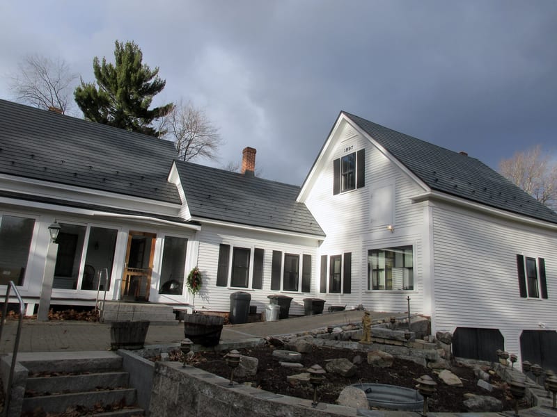 Deep Charcoal Interlock Slate aluminum metal roof on a New Hampshire home in Merrimack.