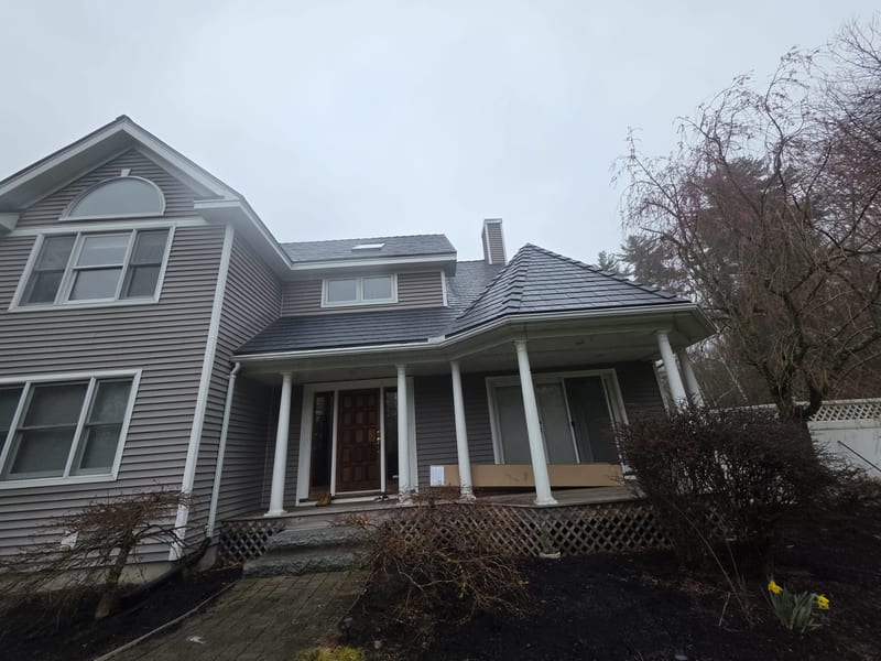 Interlock Slate aluminum metal roof in Deep Charcoal on a Pelham, NH home.
