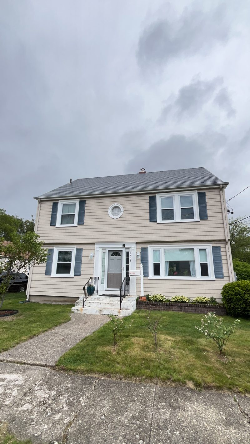 Interlock Slate aluminum metal roof in Deep Charcoal on a Pawtucket, Rhode Island home.